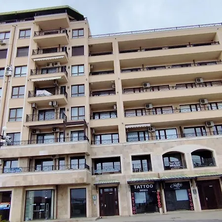 Skyline Sea View - център златни пясъци, първа линия Апартамент *